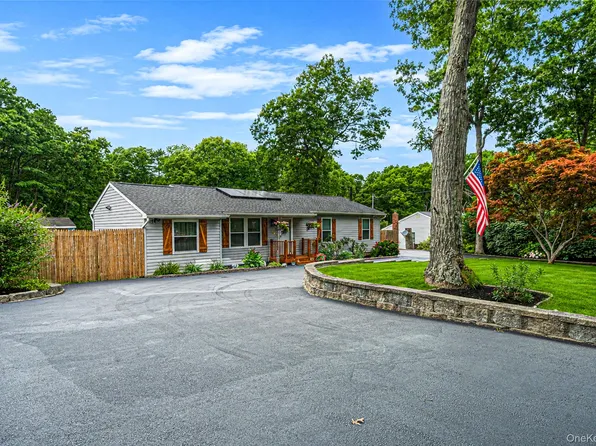 61 W End Avenue, Shirley, NY 11967