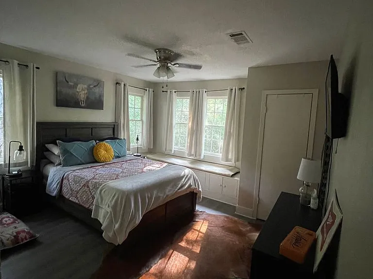 323 Mackechney St — Photo 7