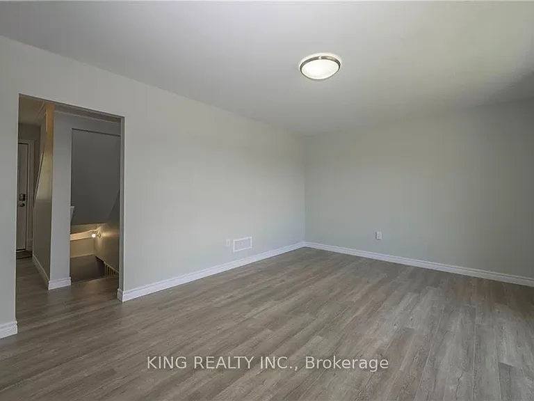 1224 Oxford St E — Photo 4