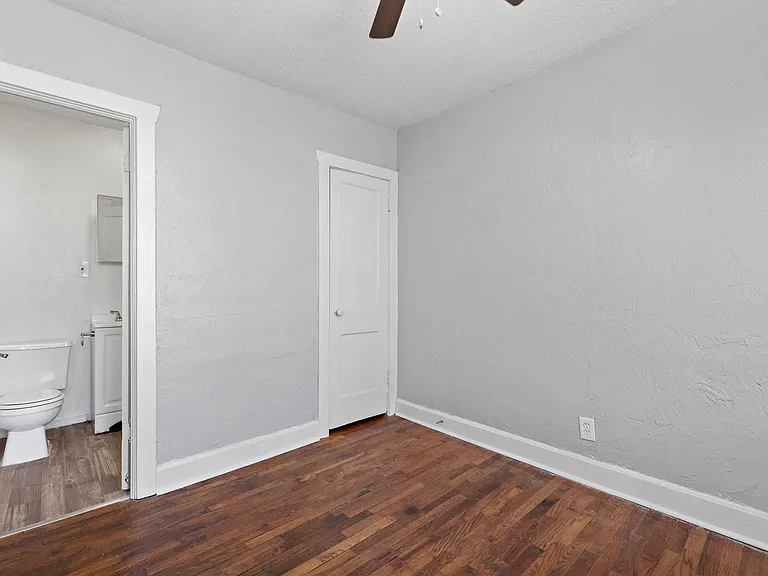 3933 Charlotte St — Photo 39