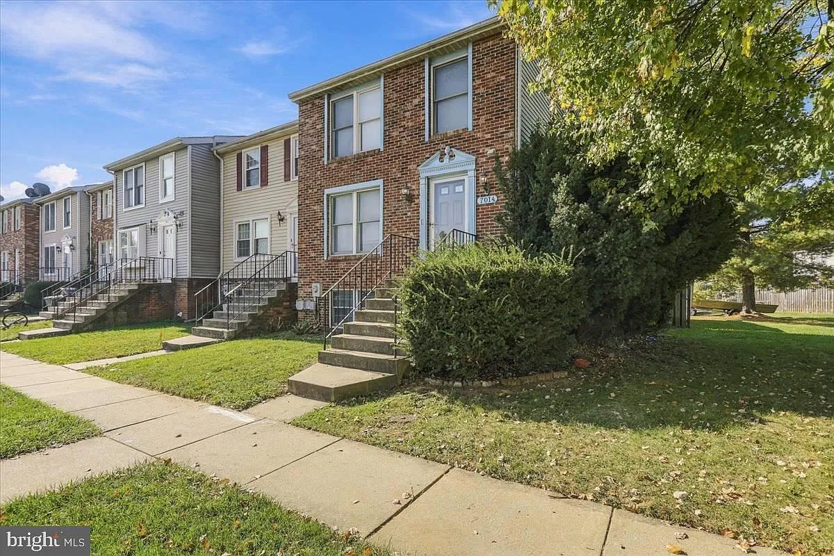 3 bed, 3.0 bath, 1220 sqft, $2,400 — Photo 3