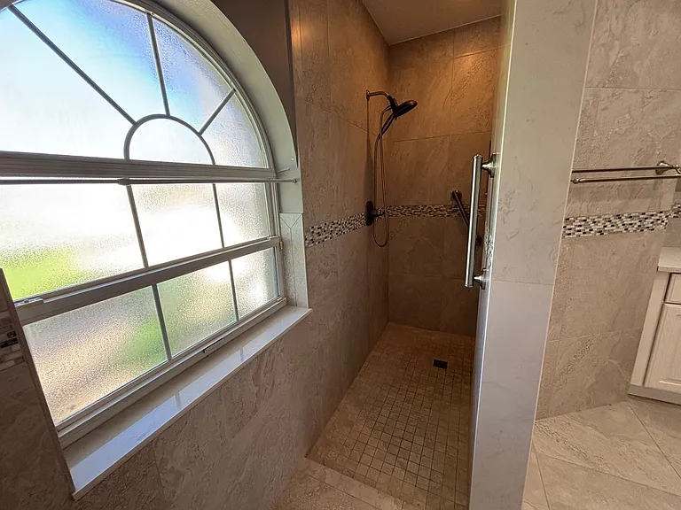 20 Clarendon Ct N — Photo 18