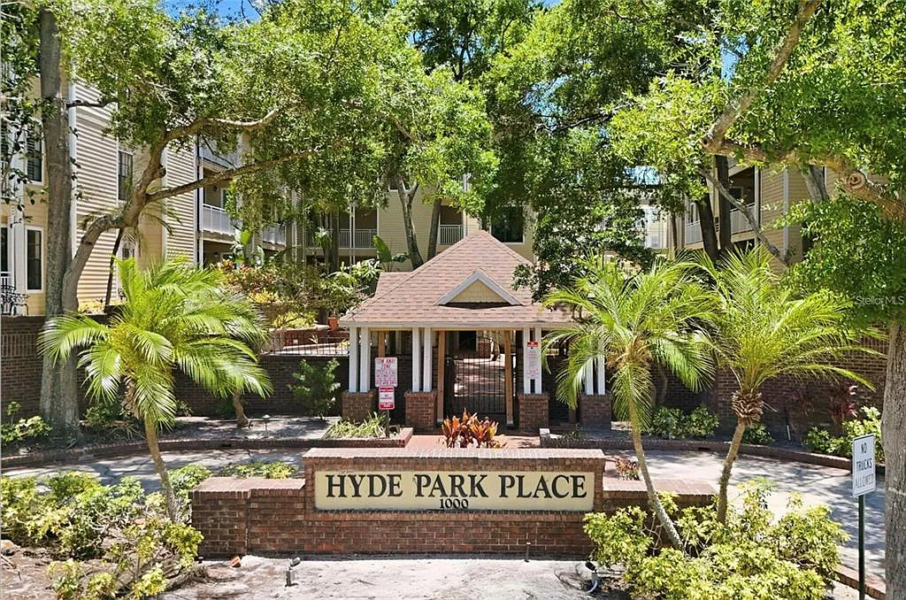 1 bed, 1.0 bath, 631 sqft, $1,950 — Photo 2