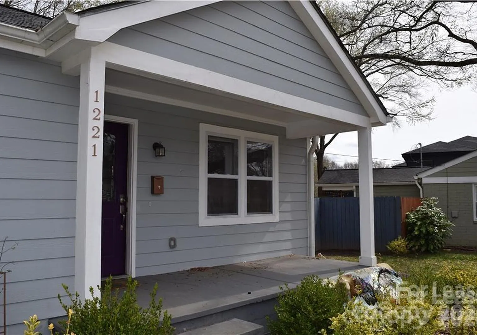 Cute Cottage - Fenced Backyard — Photo 2