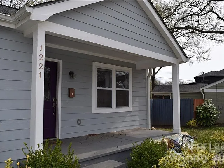 1221 Meadow Ln — Photo 2