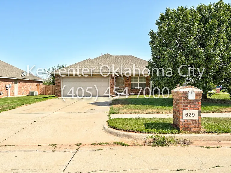 629 E Linden Ln — Photo 1