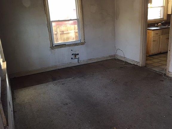 3rd image of 1002 McClain Dr