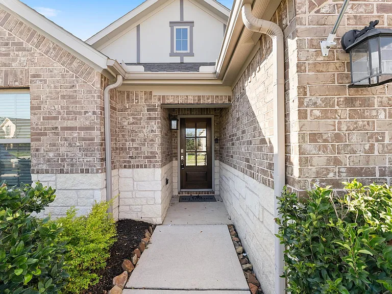 18716 Laurel Hills Dr — Photo 3