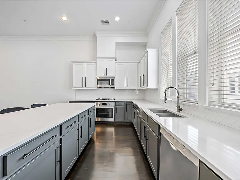 1104 Thompson St — Photo 4