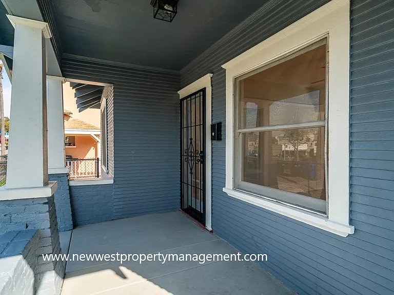 561 21st St — Photo 3