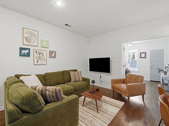 3rd image of 1733 W Catalpa Ave #1