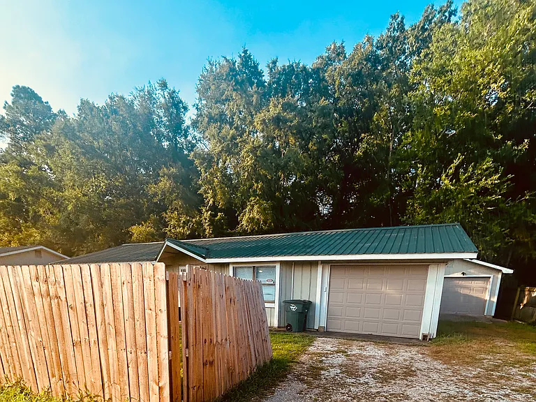 220 Long Beach Dr — Photo 2