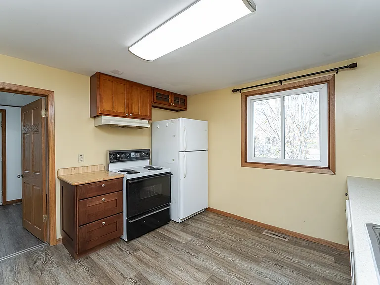 85 Linden St — Photo 16