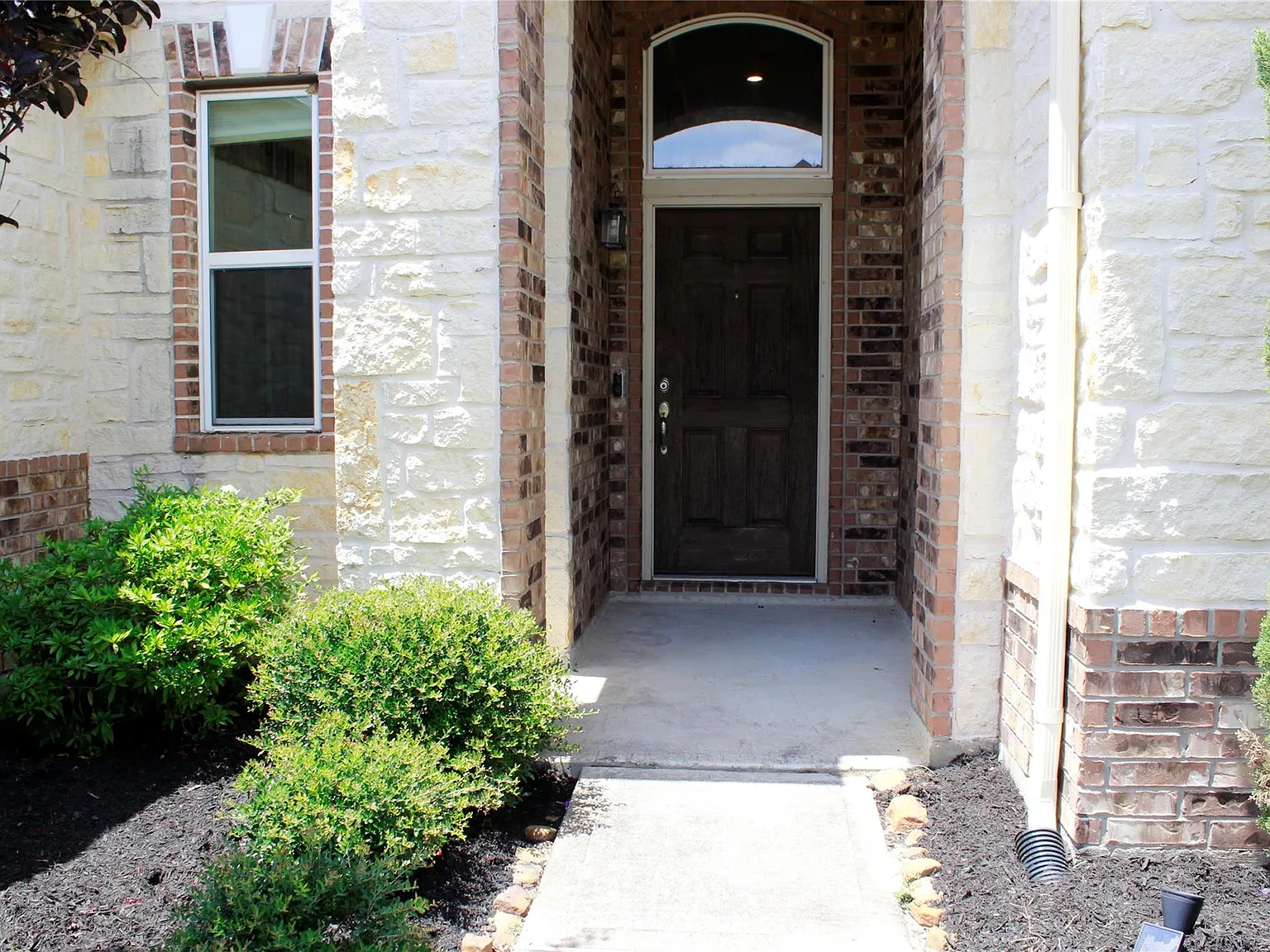 3 bed, 2.0 bath, 2612 sqft, $2,675 — Photo 2