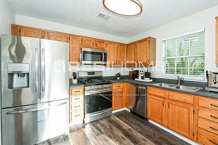 3776 Riverside Pkwy — Photo 2