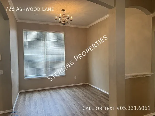 728 Ashwood Ln — Photo 9