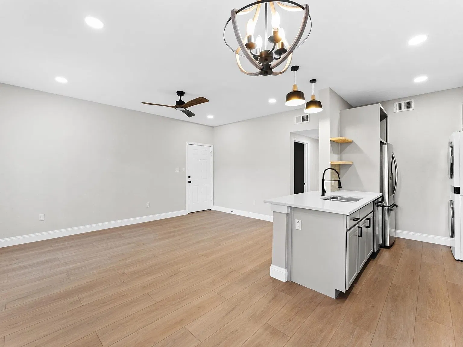 2 bed, 2.0 bath, 880 sqft, $1,450 — Photo 3