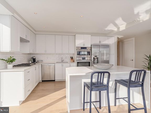 4th image of 925 N Fairfax St Unit 701