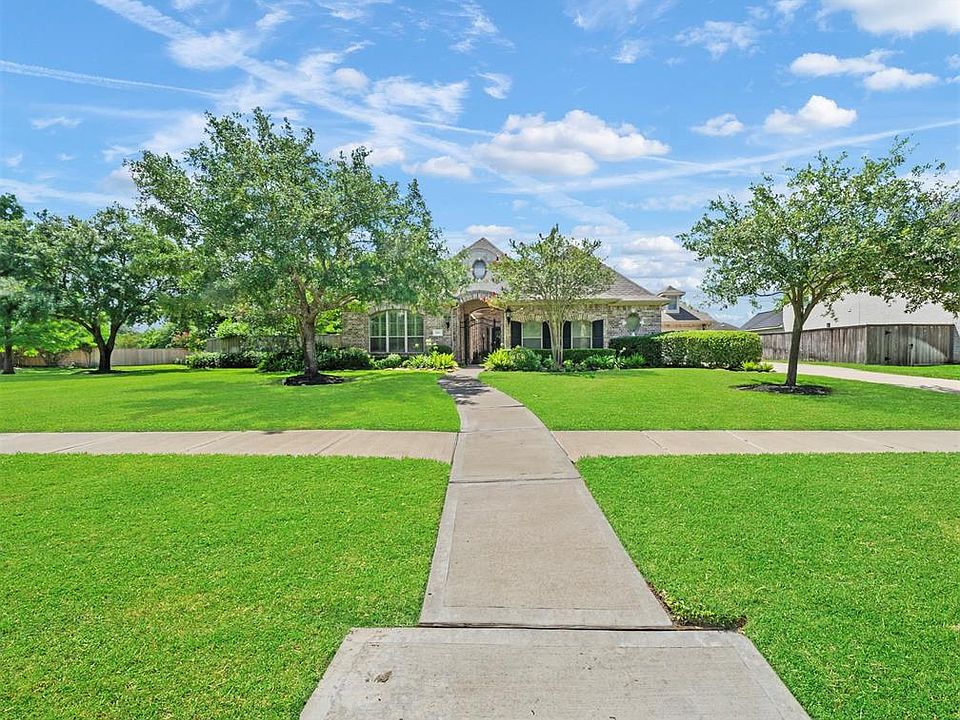 Gorgeous 4/3/2 home with 2 studies and bonus room situated on a beautiful 1/2 corner lot in Greatwood's Lakeside Village. Techshield roofing was installed in 2016!