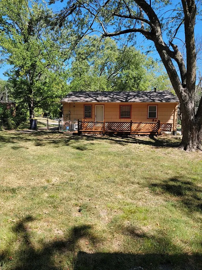 3 bed, 1.5 bath, 1600 sqft, $1,595 — Photo 2