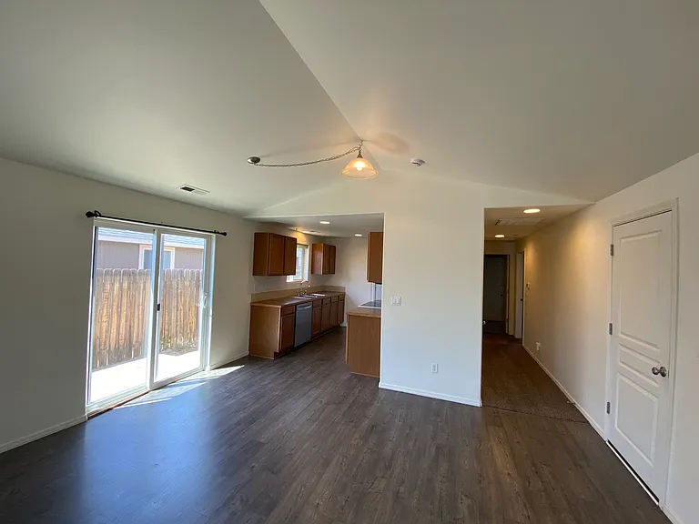 2501 NE 5th St — Photo 4