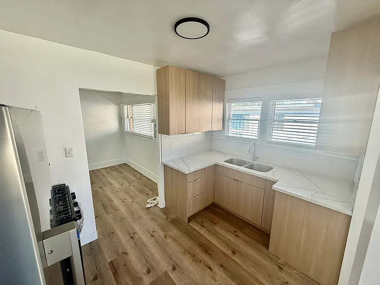 5115 De Longpre Ave — Photo 7