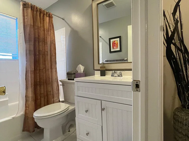 Upstairs 2nd bathroom