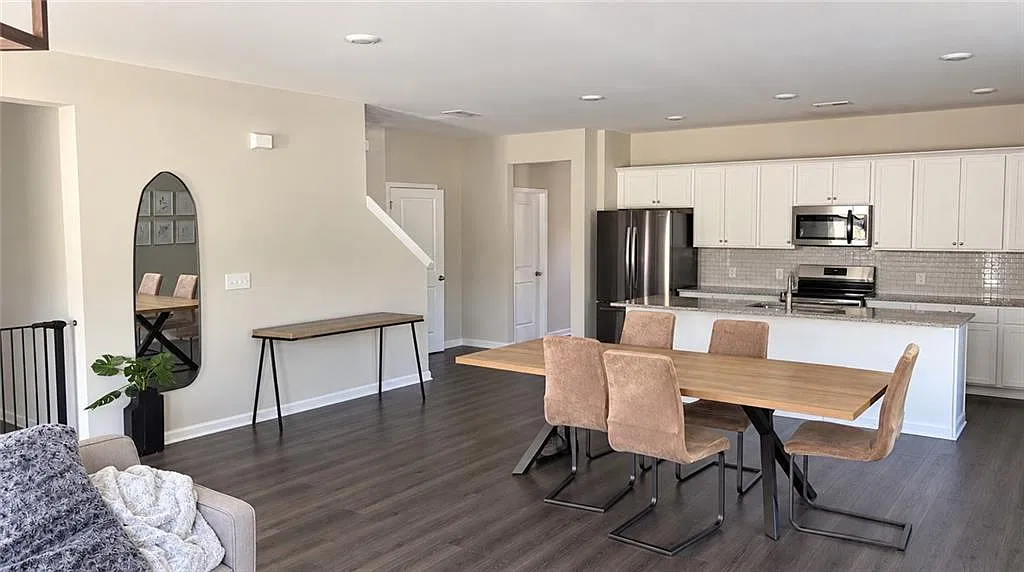 4 bed, 2.5 bath, 2330 sqft, $2,100 — Photo 2