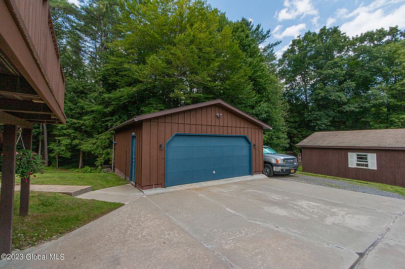 5th image of 136 Berger Road