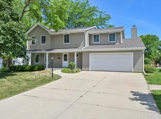 16280 W Heatherly Dr, New Berlin, WI 53151