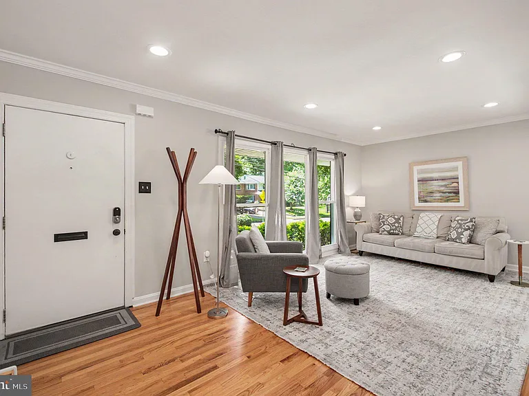 6417 Berkshire Dr — Photo 2