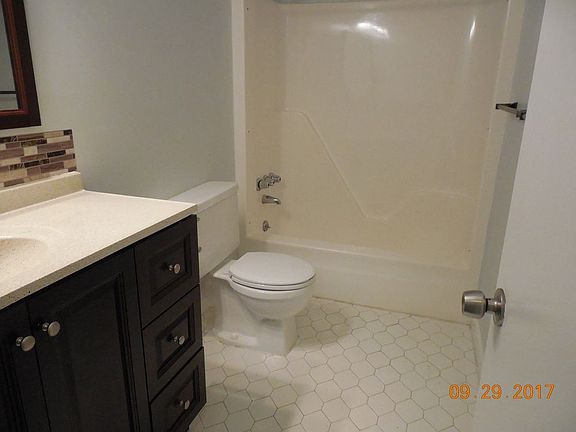 4th image of 408 Burr Oak Cir
