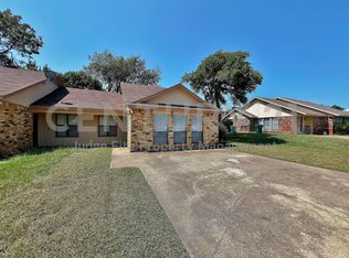 719 Hillcrest Ct, Cedar Hill, TX 75104