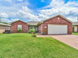 808 NW 18th St, Moore, OK 73160
