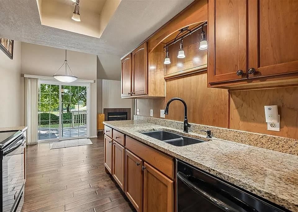 1st image of 905 W Parkway Dr