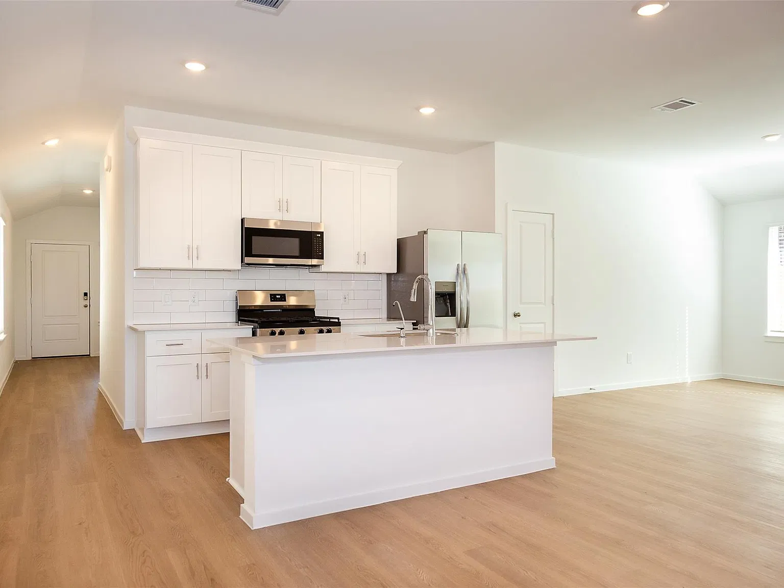 3 bed, 2.0 bath, $2,500 — Photo 3