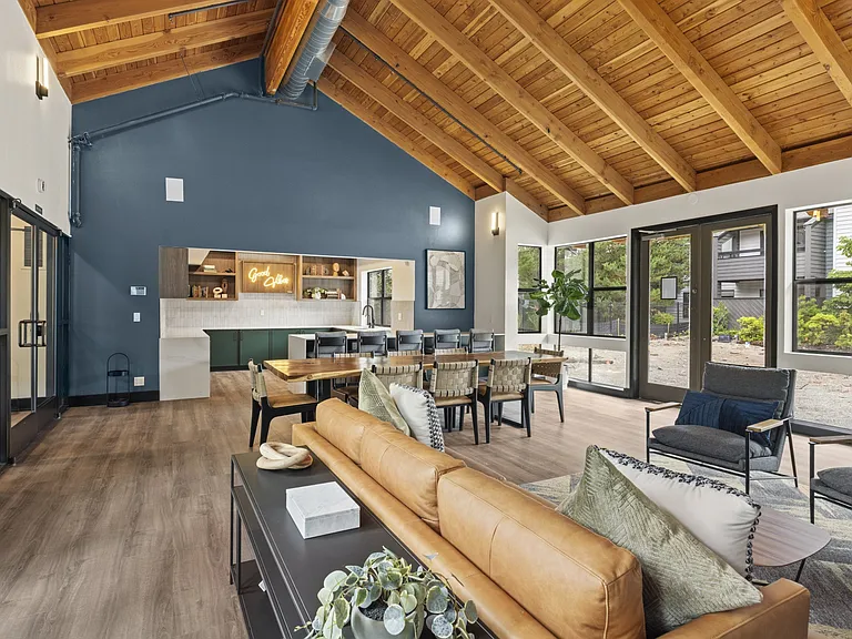 Community Lounge at The Lakes Apartments in Bellevue, WA 98007