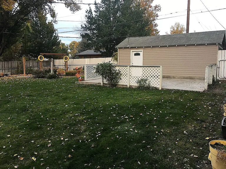 1048 Elm St — Photo 16