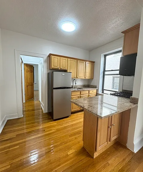 21-36 Crescent St #C6 — Photo 2