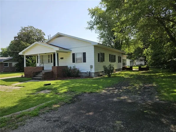 102 N Cherokee St, Frontenac, KS 66763