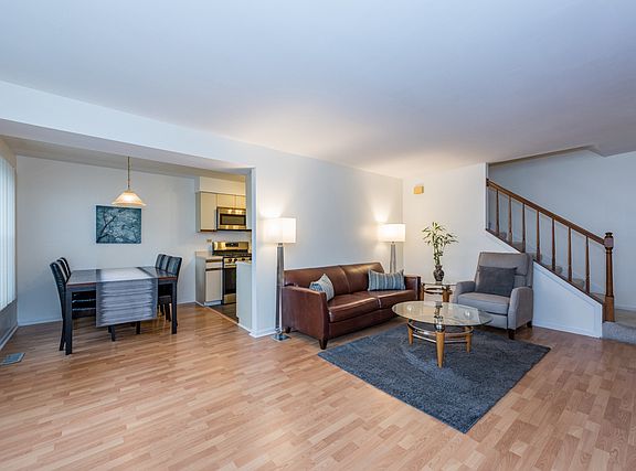 4th image of 355 Ashwood Ct #4