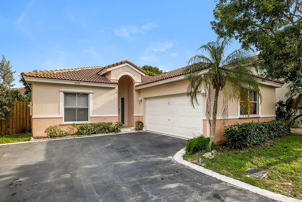 3 bed, 2.0 bath, 1708 sqft, $2,930 — Photo 3