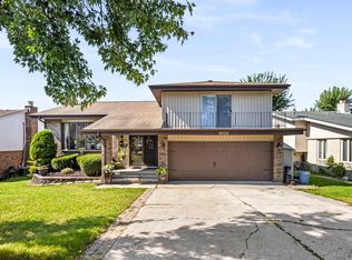 9936 Stratford Ln, Palos Hills, IL 60465
