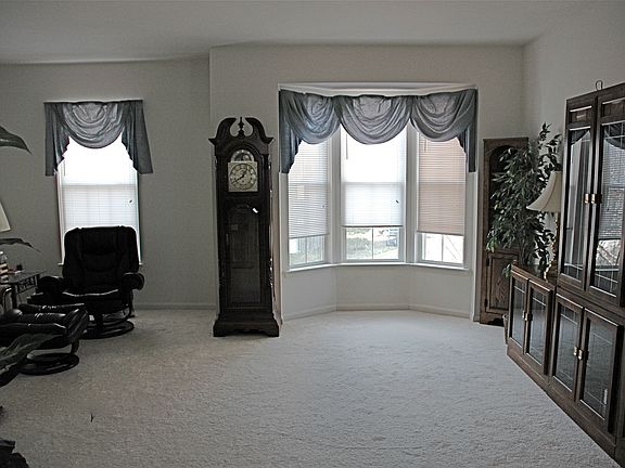 Huge LR with a walk-in bay window