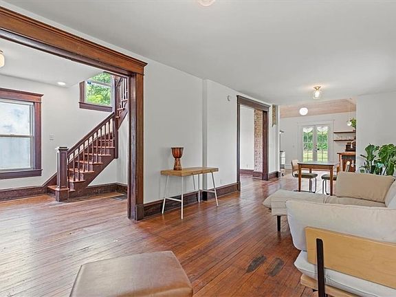 4th image of 3633 Woodland Ave