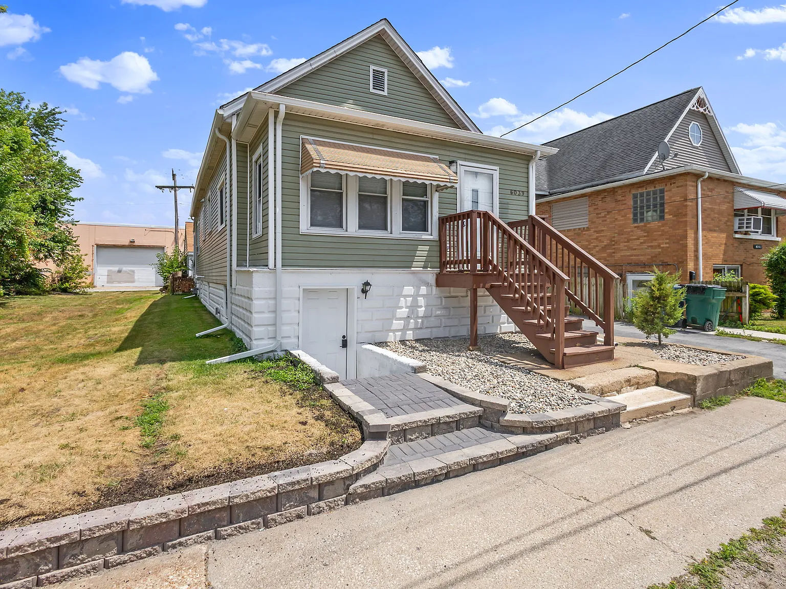 8 bed, 1142 sqft, $750 — Photo 1