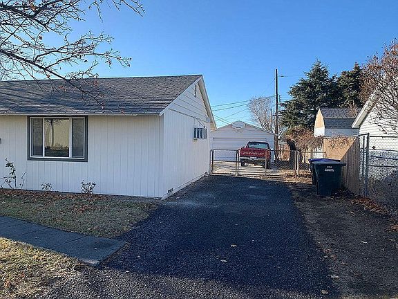 2nd image of 558 S Clover Dr