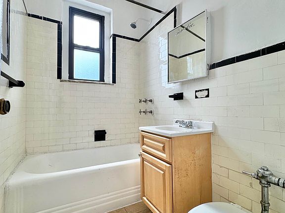 4th image of 3056 30th St APT 4F