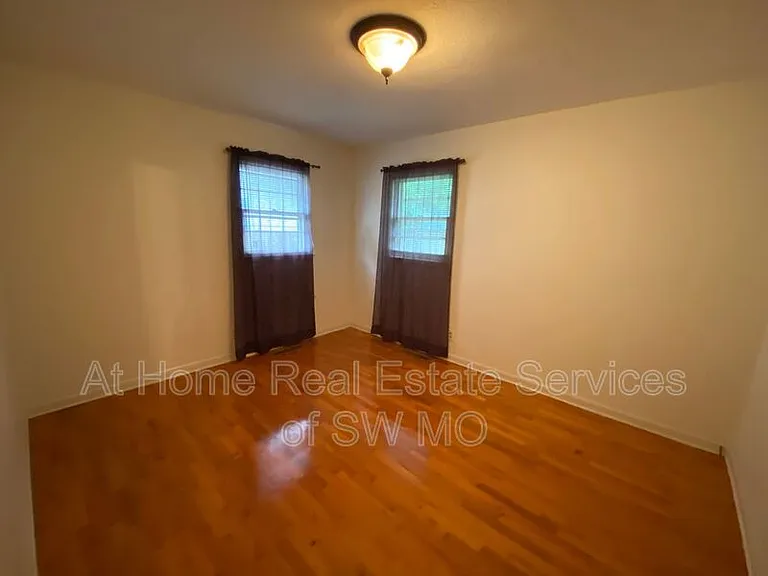 2027 S Kentwood Ave — Photo 10