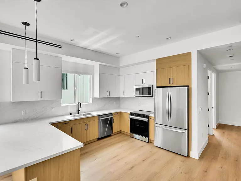 5022 Cahuenga Blvd — Photo 3